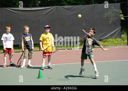Tennis-Unterricht werden von einer lokalen Gemeinde um Kindern das Spiel von Tennis zur Verfügung gestellt. Stockfoto