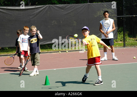 Tennis-Unterricht werden von einer lokalen Gemeinde um Kindern das Spiel von Tennis zur Verfügung gestellt. Stockfoto