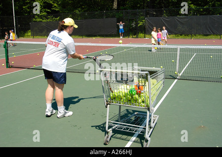 Tennis-Unterricht werden von einer lokalen Gemeinde um Kindern das Spiel von Tennis zur Verfügung gestellt. Stockfoto