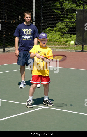 Tennis-Unterricht werden von einer lokalen Gemeinde um Kindern das Spiel von Tennis zur Verfügung gestellt. Stockfoto