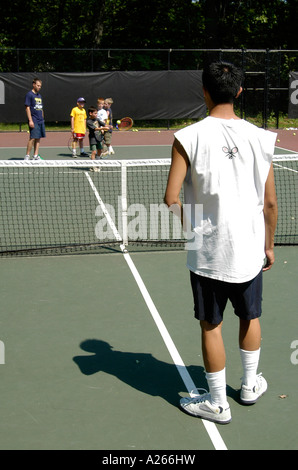Tennis-Unterricht werden von einer lokalen Gemeinde um Kindern das Spiel von Tennis zur Verfügung gestellt. Stockfoto
