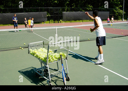 Tennis-Unterricht werden von einer lokalen Gemeinde um Kindern das Spiel von Tennis zur Verfügung gestellt. Stockfoto