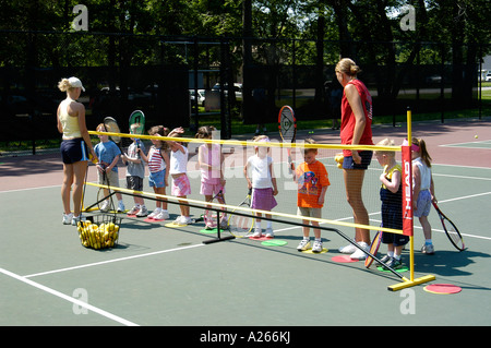 Tennis-Unterricht werden von einer lokalen Gemeinde um Kindern das Spiel von Tennis zur Verfügung gestellt. Stockfoto