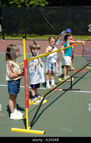 Tennis-Unterricht werden von einer lokalen Gemeinde um Kindern das Spiel von Tennis zur Verfügung gestellt. Stockfoto