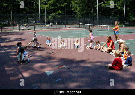 Tennis-Unterricht werden von einer lokalen Gemeinde um Kindern das Spiel von Tennis zur Verfügung gestellt. Stockfoto