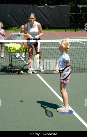Tennis-Unterricht werden von einer lokalen Gemeinde um Kindern das Spiel von Tennis zur Verfügung gestellt. Stockfoto
