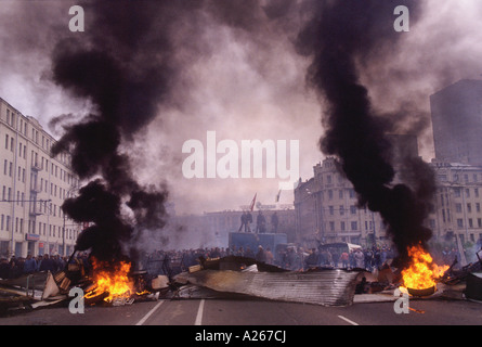 1993 Verfassungskrise, Anti-Jelzin-Regierung Demonstranten verbarrikadieren die Garden Ring Straße, Smolenskaya U-Bahn-Station im Zentrum von Moskau. Stockfoto