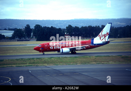 Virgin Blue VH VAE Boeing 737 7Q8 Rollen vor Abflug - Flughafen Adelaide. Virgin Blue ist Bransonss inländischen Australien Stockfoto