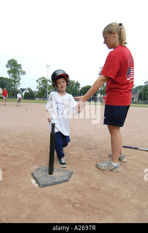 5 bis 7 Jahre alten Jungen und Mädchen eingeführt, T Ball Baseball Lektionen getroffenen kleinen Liga Stockfoto