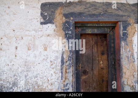 Eine Tür in den Innenhof des Klosters Gangtey Gompa in Bhutan Stockfoto