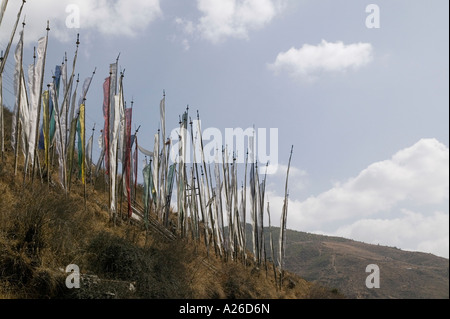 Gebetsfahnen auf einem Hügel in Bhutan Stockfoto