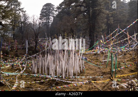 Gebetsfahnen auf einem Hügel in Bhutan Stockfoto