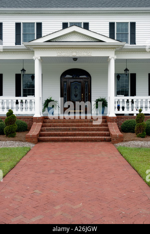 Traditionellen südlichen 2 Geschichte Bauernhaus Stil mit bemalten Veranda Stockfoto