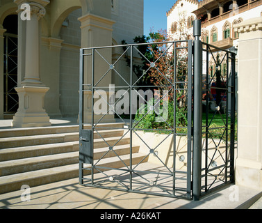 Blick auf einer robusten metallischen Tor außerhalb eines Gebäudes Stockfoto