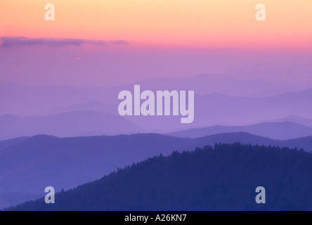 North Carolina Bergrücken nach Sonnenuntergang von Clingmans s Kuppel. Tolle Smoky Mountains National Park, Tennessee Stockfoto