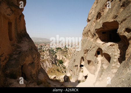 Entfernt alte Höhlenwohnungen in den Fels gehauenen, Burg, Uchisar, Kappadokien, Anatolien, Türkei, Asien Stockfoto