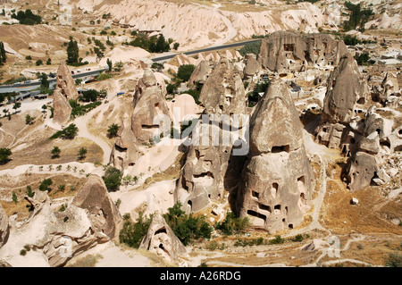 Entfernt alte Höhlenwohnungen in den Fels gehauenen, Burg, Uchisar, Kappadokien, Anatolien, Türkei, Asien Stockfoto