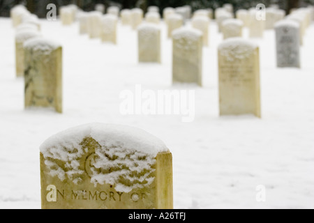 Schnee bedeckte Grabsteine auf Soldatenfriedhof Discovery Park Seattle Washington USA Stockfoto