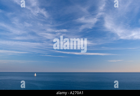 Yacht segeln auf offener See vor einem großen blauen Himmel Stockfoto