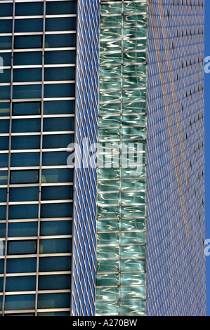 Ein Wolkenkratzer spiegelt sich in der steigenden Glasturm von einem anderen hohen Gebäude auf der Ostseite von Manhattan New York USA Stockfoto