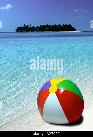 Beach-Ball auf der tropischen Insel Strand Malediven Stockfoto