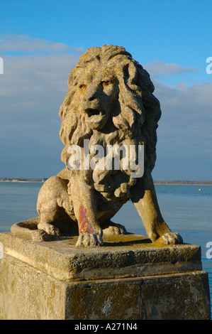 Steinernen Löwen, Esplanade, Cowes, Isle of Wight, England, UK, GB. Stockfoto