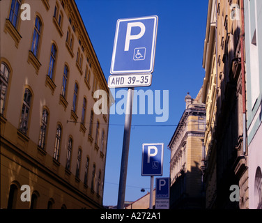 Behinderten-Parkplatz-Schilder in Prag Sidestreet Stockfoto