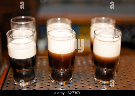 Sechs halbe gegossen Guiness im Pub die Quais, Galway, Galway, Irland Stockfoto