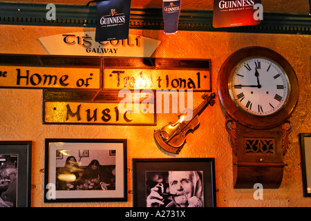 Live Music Sessions sind ein fester Bestandteil im Irish Pub Kultur, Galway, Galway, Irland Stockfoto