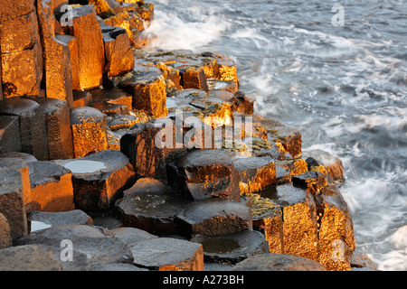 Das Meer ist Wogen gegen die Basaltsäulen der Kristallring Causeway, Londonderry, Nordirland Stockfoto