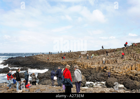 An dem Tag, an dem die Basaltsäulen Giant's Causeway mit Touristen, Londonderry, Nord Irland überfüllt sind Stockfoto