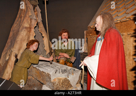 Steinmetz bei der Arbeit Museum von clonmacnoise, Offaly, Irland Stockfoto
