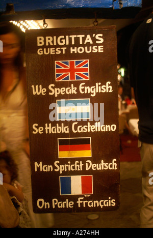 Schild in einem Restaurant in Buzios, Brasilien sagen: "Man Spricht Deutsch", "Auf Parle Francais", 'Se Habla Castellano' und ' wir Stockfoto