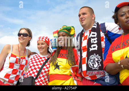 Fußball-WM 2006: Fans aus Kroatien und Ghana Stuttgart, Baden-Württemberg, Deutschland Stockfoto