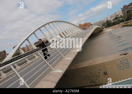 Valencia Spanien neue Puente De La Exposicion Brücke entworfen vom spanischen Architekten Santiago Calatrava über trockenes Flussbett Stockfoto