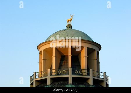 Das Kunstgebäude (Kunstgebaeude), gekrönt mit einem goldenen Hirsch, Stuttgart, Baden-Württemberg, Deutschland Stockfoto