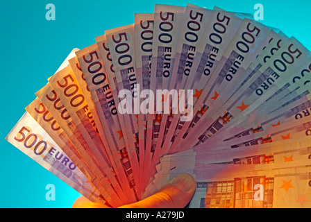 Hand, die ein Fan von 500 Euro Banknoten Banknoten Stockfoto