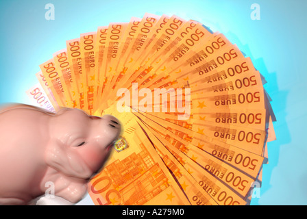 Piggy Bank-holding ein Fan von 500 Euro Banknoten Banknoten im Maul Stockfoto