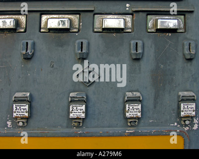 alte Zigaretten-Automat mit Einfügung für Münzen für 2 und 15 deutsche Mark und Schubladen für Zigarette Pakete Stockfoto