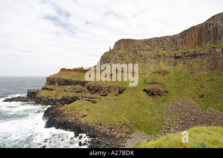 Basaltsäulen an den Klippen von der Kristallring Causeway, Londonderry, Nordirland Stockfoto