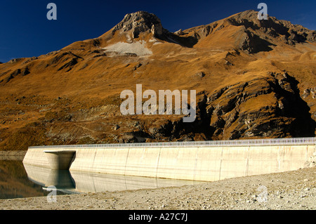 Staudamm mit Überlaufschutz, Moiry, Wallis, Schweiz Stockfoto