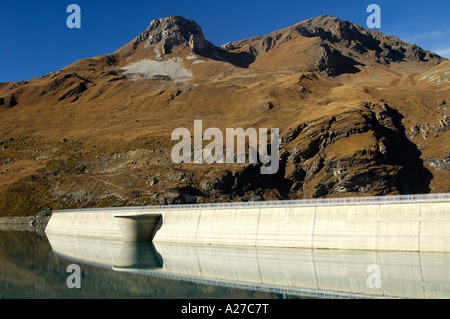 Staudamm mit Überlaufschutz, Moiry, Wallis, Schweiz Stockfoto