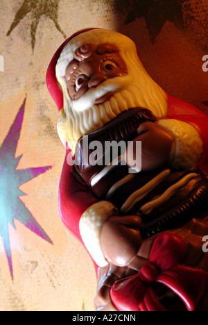 Santa Claus gemacht von Chocolade vor Sternen Stockfoto
