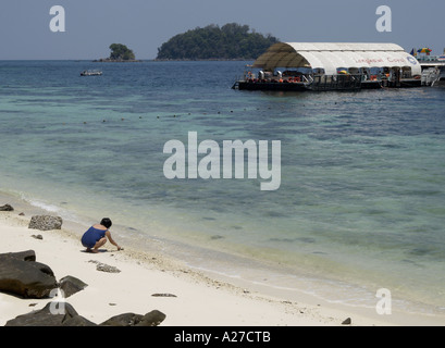 Strand und Frau Pulau Payar marine Park in der Nähe von Langkawi Malaysia, Asien Stockfoto