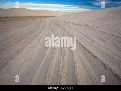 Schöne Wind geformten weißen Gips Dünen in den White Sands National Monument zeigt gebogene Kanten Stockfoto