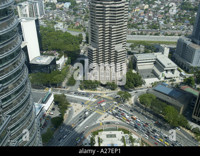 Blick von der Brücke, die zwischen den Petronas Twin Towers in Kuala Lumpur, Malaysia, Asien, Stockfoto