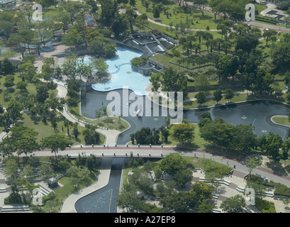 Blick auf Gärten von Brücke, die zwischen den Petronas Twin Towers in Kuala Lumpur, Malaysia, Asien, Stockfoto