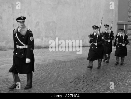Tschechische Guards marschieren in Richtung Prager Burg Tschechien Stockfoto