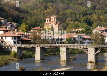 Blick über Yantra Fluß zum bulgarischen Dorf in der Nähe von Veliko Tarnovo Stockfoto