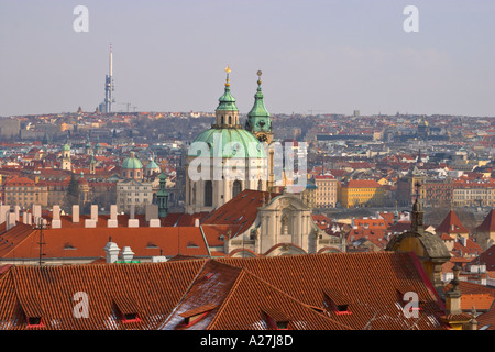 Ansicht von Prag (Žižkov Fernsehturm im Hintergrund) von Prager Burg, Tschechien. Stockfoto